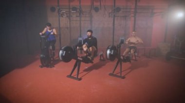 Üç güçlü erkekler CrossFit eğitim spor yapıyor