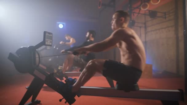 Joven atleta haciendo ejercicios sobre el aparato de entrenamiento . — Vídeos de Stock