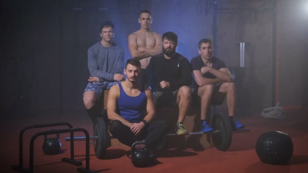 Csapata a crossfit sportolók néz a kamerába. — Stock videók