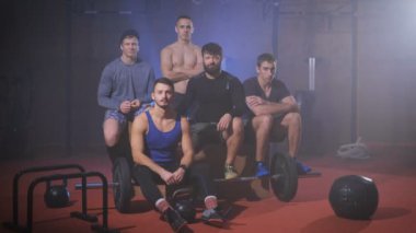 Güçlü erkekler başlarını sallayarak salonunda ret belirtmek için Grup.