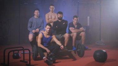 Kameraya bakarak crossfit sporcuların takım ve kafasını wiggles.