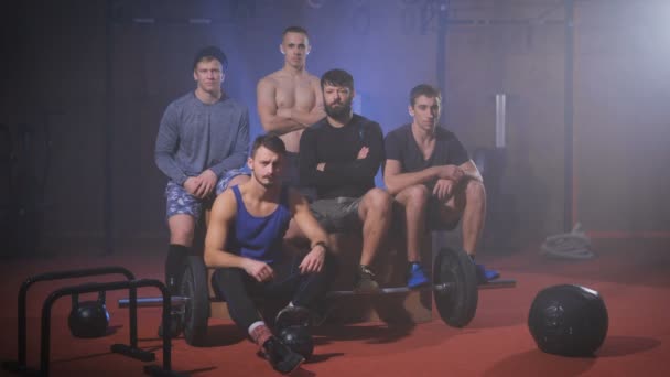 Gruppen av starka män på gymmet ger tummen upp och säger ja. — Stockvideo