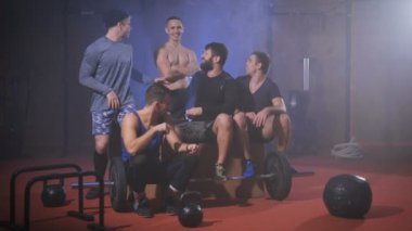 Crossfit eğitimden sonra silah olan spor güçlü erkek grup.