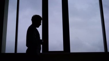 Günbatımına kadar çalışıyor. Karma ortam. Karışık teknik