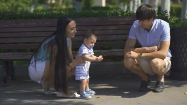 Mutlu aile bir tezgah Parkı.