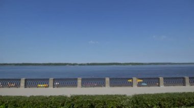 Patika boyunca nehir kıyısında.