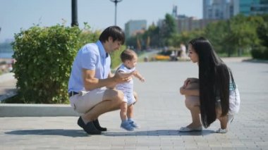 Sokakta üzerinde onların bebekle oynarken anne.
