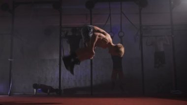 Şınav ve takla Crossfit atlet.