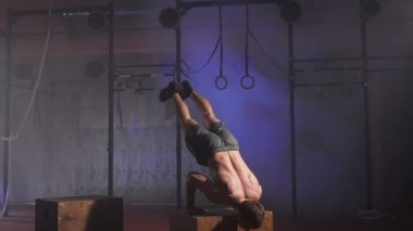 Atlet ağır şınav ellerinde sadece yapar..