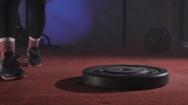 Atlet yaklaşımlar ve ağırlık için çubuk yükseltir.