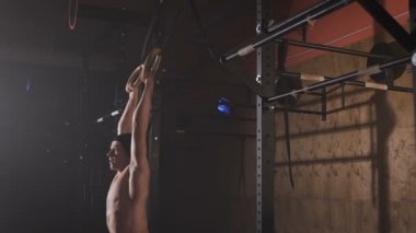 Genç atlet Yüzüklerin üzerinde birkaç tekrarlama yapıyor.