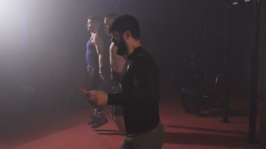 Sporcular bir atlama ipi birlikte egzersiz yapmak.