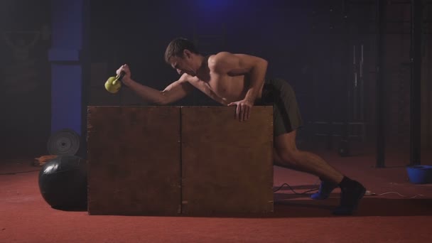 Sexy hombre musculoso sin camisa haciendo ejercicio bíceps en la caja, obteniendo mucho poder y soplando como una locomotora . — Vídeos de Stock