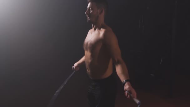Fit shirtless man doing jumping rope at the gym. — Αρχείο Βίντεο