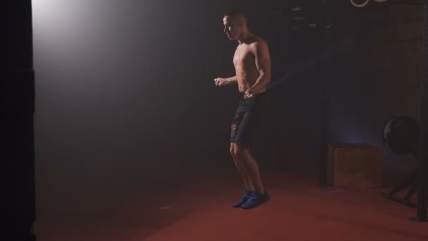 Спортсмен виконує вправи на пропускаючій мотузці . — стокове відео