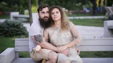 Parkta birbirini seven bir çift.