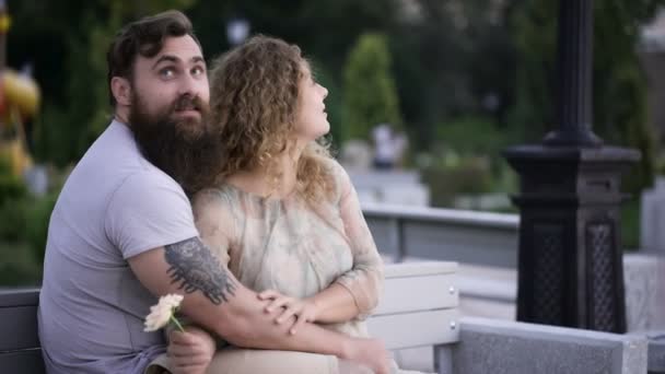 Milující pár v parku na lavičce bílé. — Stock video