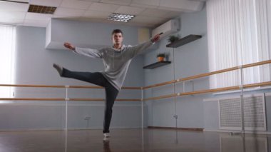 Prova salonda profesyonel dansçı. O numaraları taşıyor. Jazz bir numara bir modernist stil rotasyon denir.
