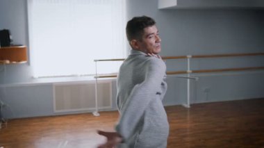 Genç profesyonel dansçı contempo dans büyük dans stüdyosunda gerçekleştirir. Toplum içinde gerçekleştirmeden önce duygusal dans tren.