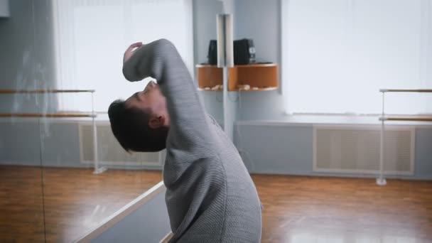 Dançarina graciosa realizada dança muito emocional em um estúdio de dança profissional. Movimentos de dança suaves e bonitos com as mãos . — Vídeo de Stock