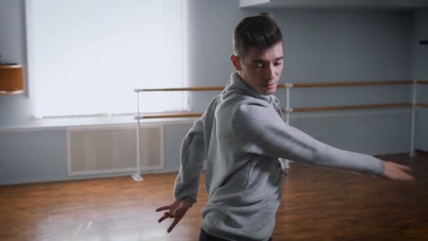 Hala pro zkoušku. Učitel tance zkouší pohyby na jazz do modernistické stylu. Modernistický styl nový trend v tancích. — Stock video