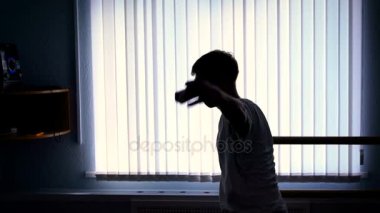 Siluet genç Hip Hop dans siyah pantolon ve beyaz gömlek breakdance gölgeli odanın penceresinde karşı performans unsurları yakın çekim.