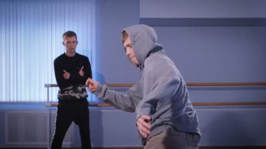 Eğitim salonunda iki genç dansçılar. Sovbodny kazaklı adam ana hareketleri bir breakdance çalışıyor. Ve rakibi komutunda maliyeti ve ona bakar.