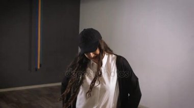 Stüdyo boş zamanlarında kadında bir hobi olarak dans dersleri alır. O kızlar için hareketleri dans hip-hop çalışıyor.
