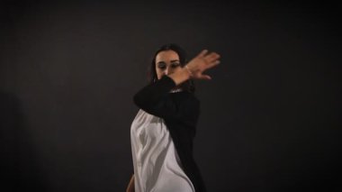 Dansçı güzel ve sıradışı dans sadece ellerini kullanarak gerçekleştirir. Karanlık bir arka plan üzerinde büyüleyici modern dans. Güzel kız onun en sevdiği dans gerçekleştirmek.