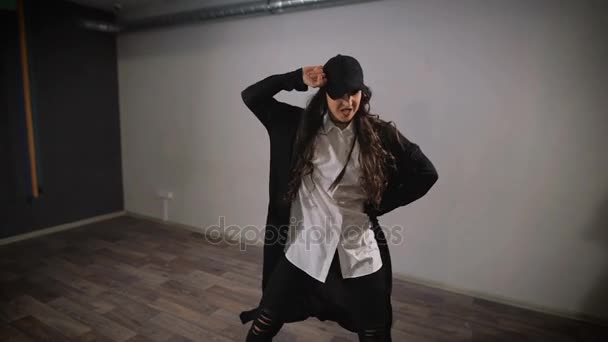 La donna in studio vuoto prende lezioni di ballo. E 'il suo hobby. Lavora all'hip-hop del movimento. Lei è concentrata . — Video Stock