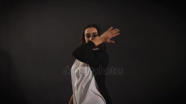 Bailarina realiza danza hermosa e inusual usando solo sus manos. Fascinante danza moderna sobre un fondo oscuro. Hermosa chica realizar su baile favorito . — Vídeos de Stock