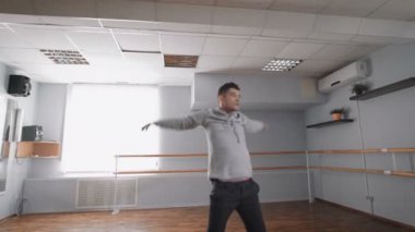 Adam dans stüdyosunda dans ediyor. Dans hareketleri prova. Dans stüdyosu Klima. El hareketi.