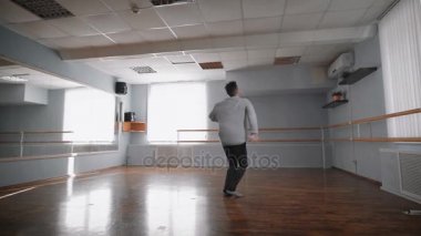 Profesyonel dansçı provası. Provalar için koridorda o. Dans çağdaş provası. çağdaş. sürekli geliştirildi ve kendi içinde çeşitli dans teknikleri birleştiren.