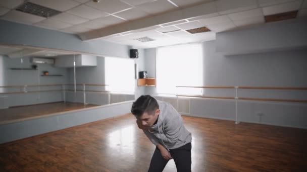 Die Tanzlehrerin im Saal zu den Proben. er macht die langsamen und geschmeidigen Bewegungen und arbeitet so alle Bewegungen im zeitgenössischen Tanz. — Stockvideo