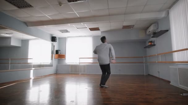 Profesionální tanečnice zkouší. Je v hale pro zkoušky. Zkouší dance contemporary. moderní. To je neustále zlepšovat a spojuje v sobě různé taneční techniky. — Stock video