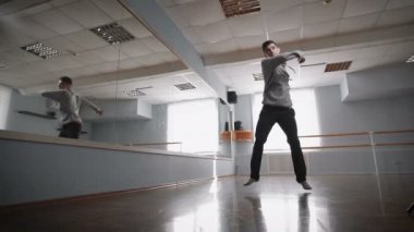 Adam dans etmeyi öğrenir. Dansçı, dans için bir sıçrama yapar. Yalnız bir adam şehvetli dansı. Esnek dansçılar vücut.