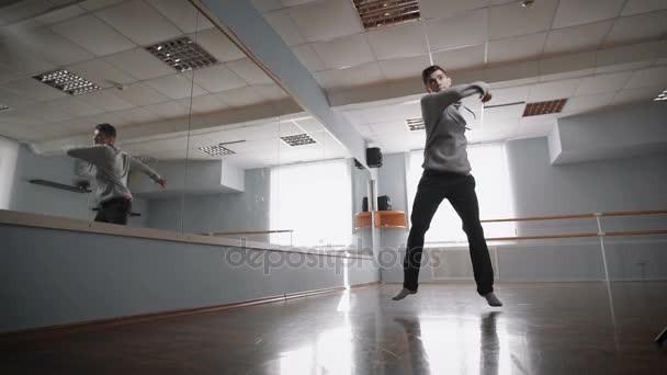 El hombre aprende a bailar. Bailarina hace un salto en la danza. Danza sensual de un hombre solitario. Cuerpo de bailarinas flexibles . — Vídeos de Stock