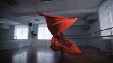 Gri kazak ayna yakınındaki kırmızı Tekstil ile çarpıcı modern dans balo salonunda gösterilen bir sınavı geçtikten genç öğrenci okul dans giymiş.