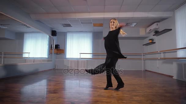 Mulher dançando dança amadora em grande estúdio de luz. Passatempos da dona de casa comum. Girando na dança . — Vídeo de Stock