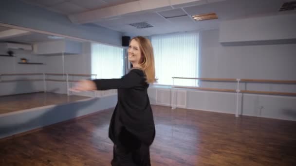 A tánc terem. Egy nő a jó hangulat. Ő elismételje tánc. Tánc neki hobbi. Ő megpróbálja forgásának 360 fok. — Stock videók