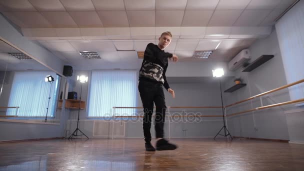 Audiência para danças de ocupação. Uma ruptura inexperiente o dançarino trabalha os movimentos em uma breakdance. É torcido por todos, de iniciantes a dançarinos avançados . — Vídeo de Stock