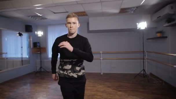 Professional breken de danser in de zaal voor trainingen. Hij werkt moeilijk elementen, bereidt zich voor op bezetting met beginners. — Stockvideo