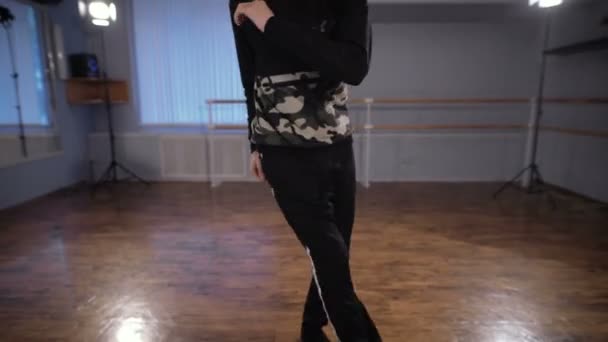 댄스 홀 리허설에서 브레이크 댄서입니다. 그는 아래로 동작을 수행합니다. 더 많은 운동을 더 나은 춤을 버 틀을 이기는 기회를. — 비디오
