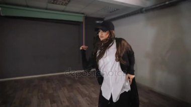 Stüdyo boş zamanlarında kadında dans alır. O kızlar için hareketleri dans hip-hop çalışıyor. Hip-hop kız - plastisite, bir şekil arttırmak ve aşırı kaybetmek için bulmak için kolay bir yol