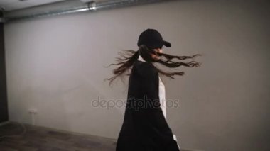 Profesyonel dansçı aktif onların modern dans el hareketleri kullanır. Güzel kız dans ediyor çarpıcı yüz ifadeleri.
