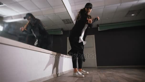 Jeune fille dansant en studio. Elle répète. Pratiqué le mouvement pour les pieds, comme elle a bientôt concours de danse hip hop. Ce domaine est une excellente façon de vous exprimer — Video