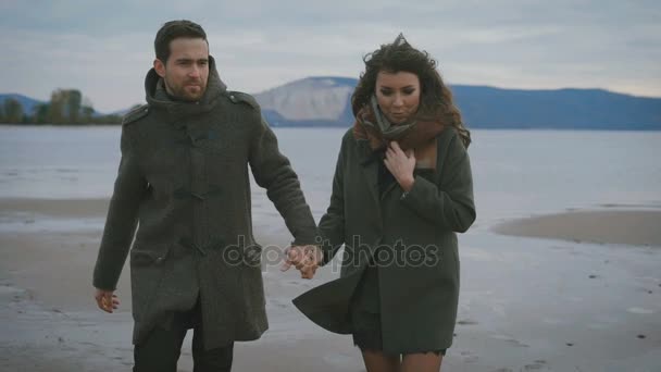 Photoshoot at the Quay. Couple in love walking on the sand near the water. They were photographed. They want to keep in the memory of this wonderful day, so we decided to capture all the photos. — Stock Video