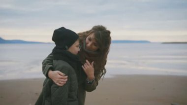 Anne ve oğlu Rıhtımlar üzerinde. Kadın çocuğunu sarılma. Bir çocuktur mükemmel bir ruh hali annesi eşlik eder. Birlikte boş zamanlarını geçirdikleri.
