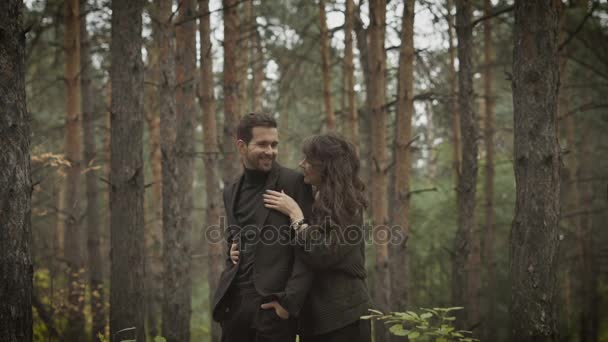 Een paar in de liefde in het forest. Het begin van de herfst, het bos in zijn schoon. Meisje hugs haar man. Ze omarmen en met elkaar communiceren. — Stockvideo