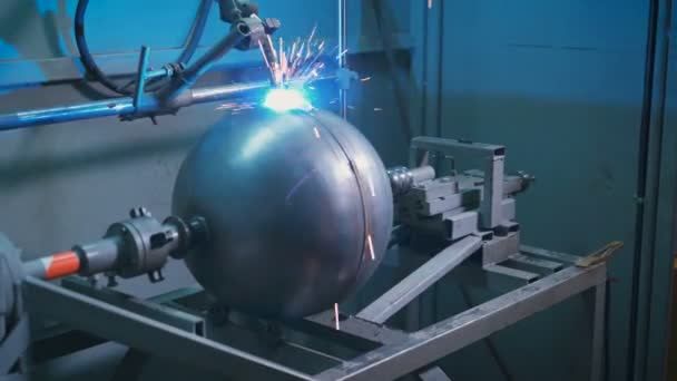 Electro svetsning arbeta på fabrik för produktion av metalldelar. Gnistor i olika riktningar. Automatisk maskin tillverkning. — Stockvideo